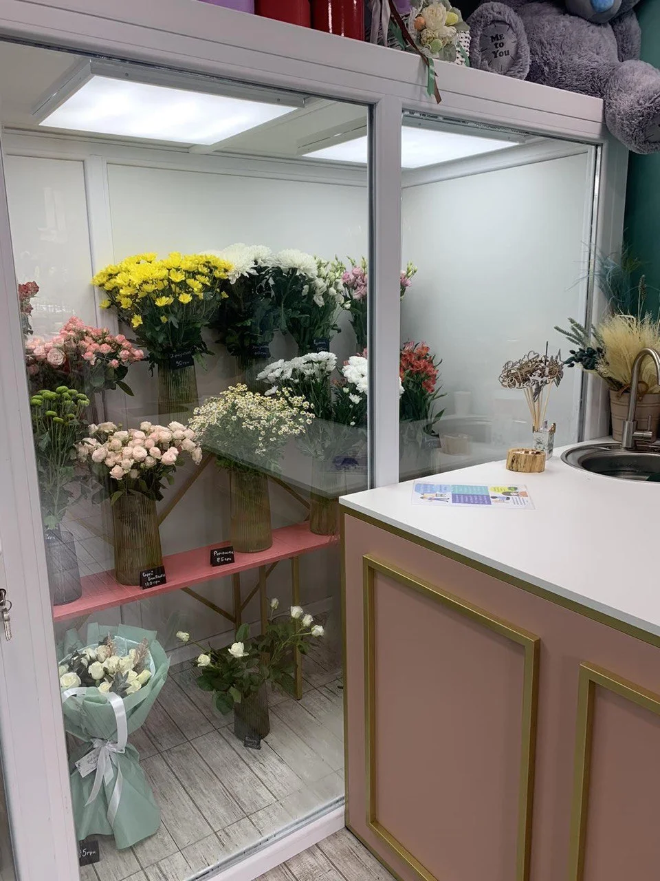 Холодильна вітрина для квітів від Flower Clima в інтерєрі магазину