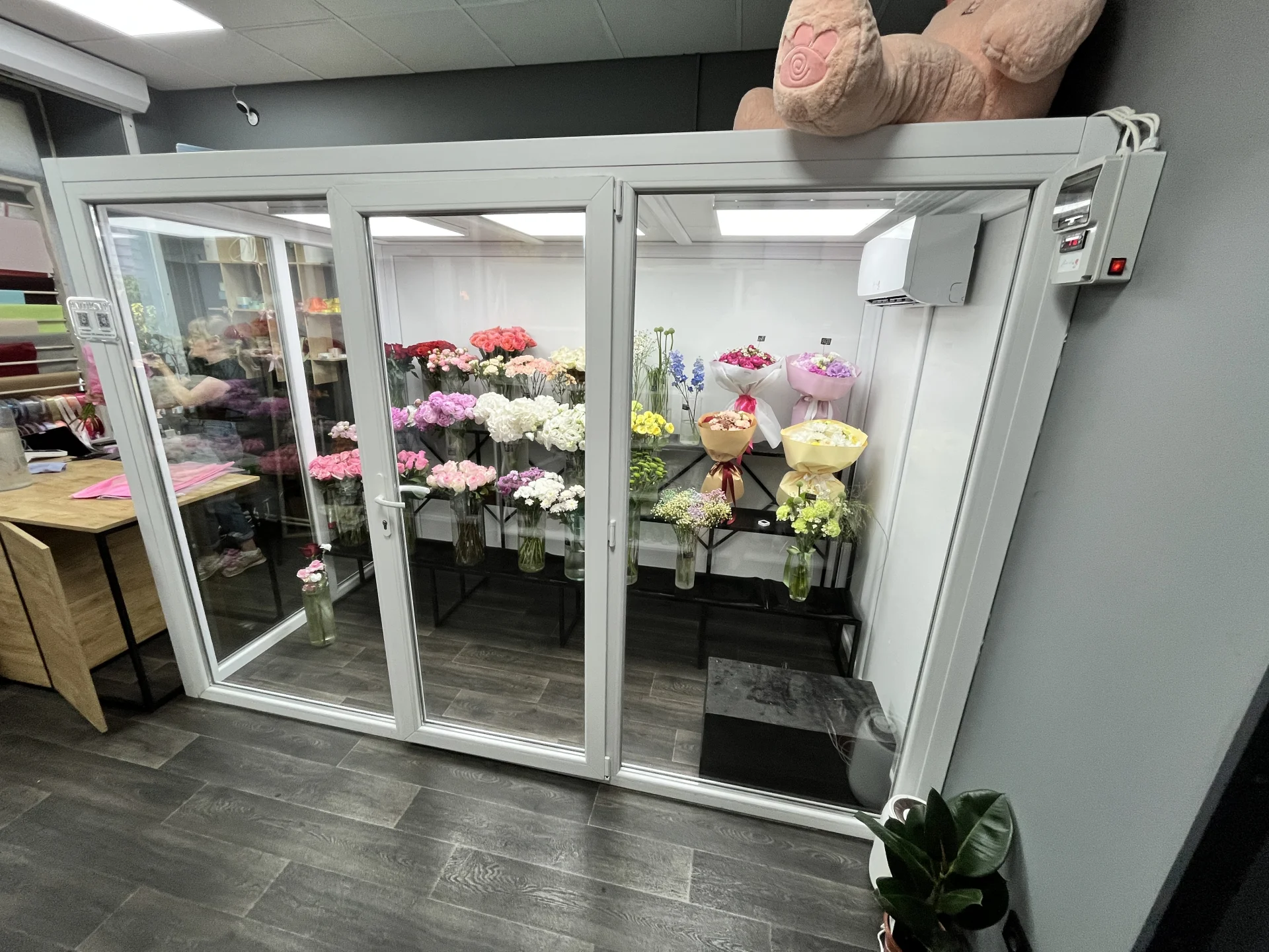Великий квітковий холодильник для магазину від Flower Clima