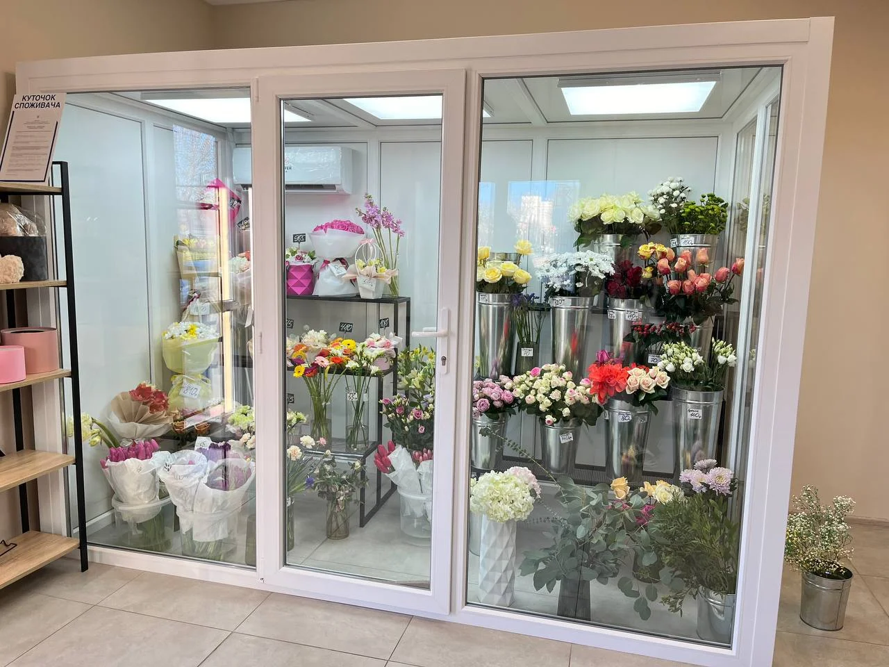 Біла глянцева холодильна камера FLOWER CLIMA для зберігання квітів