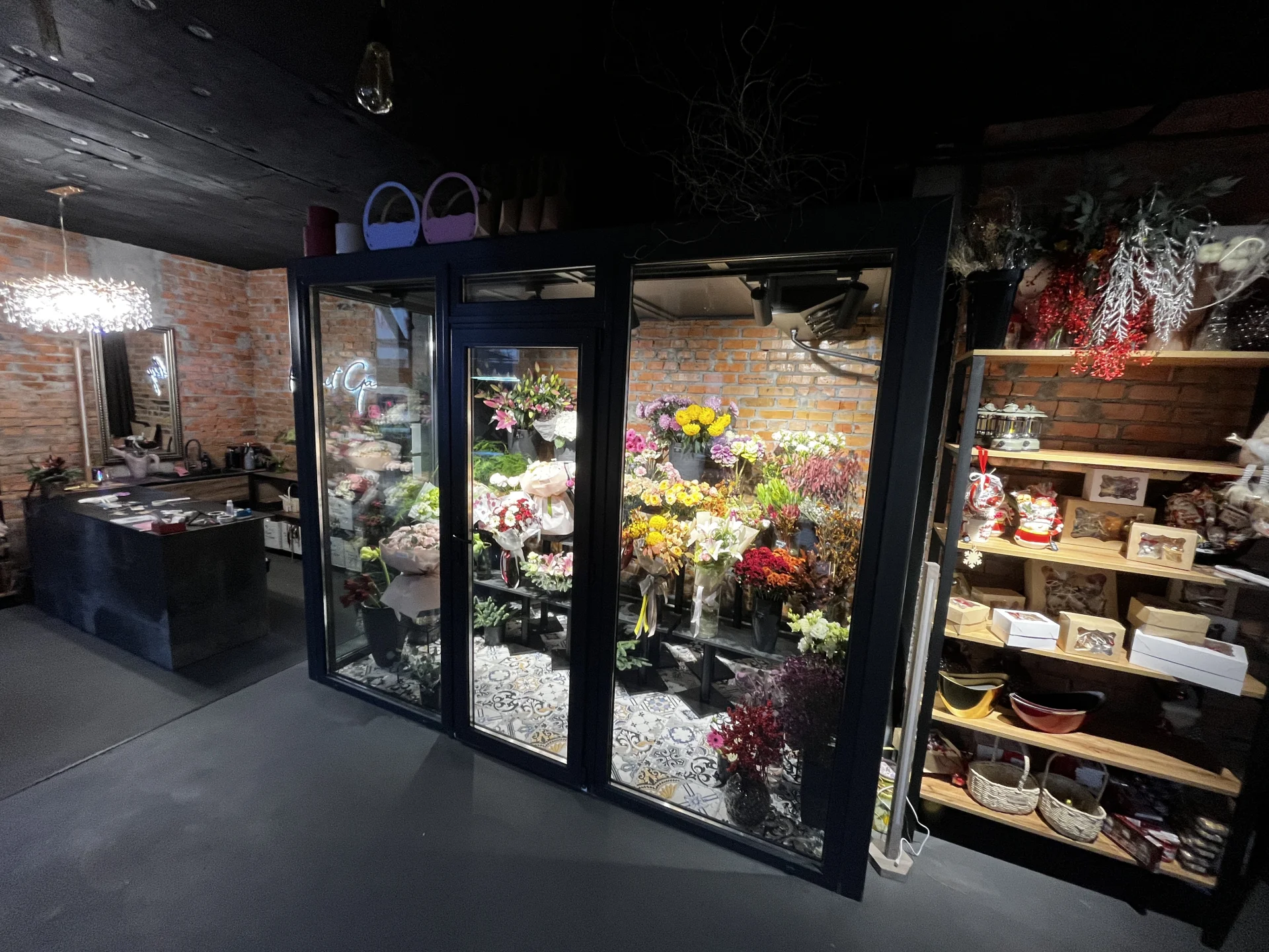 Чорна холодильна камера FLOWER CLIMA для демонстрації квітів у магазині