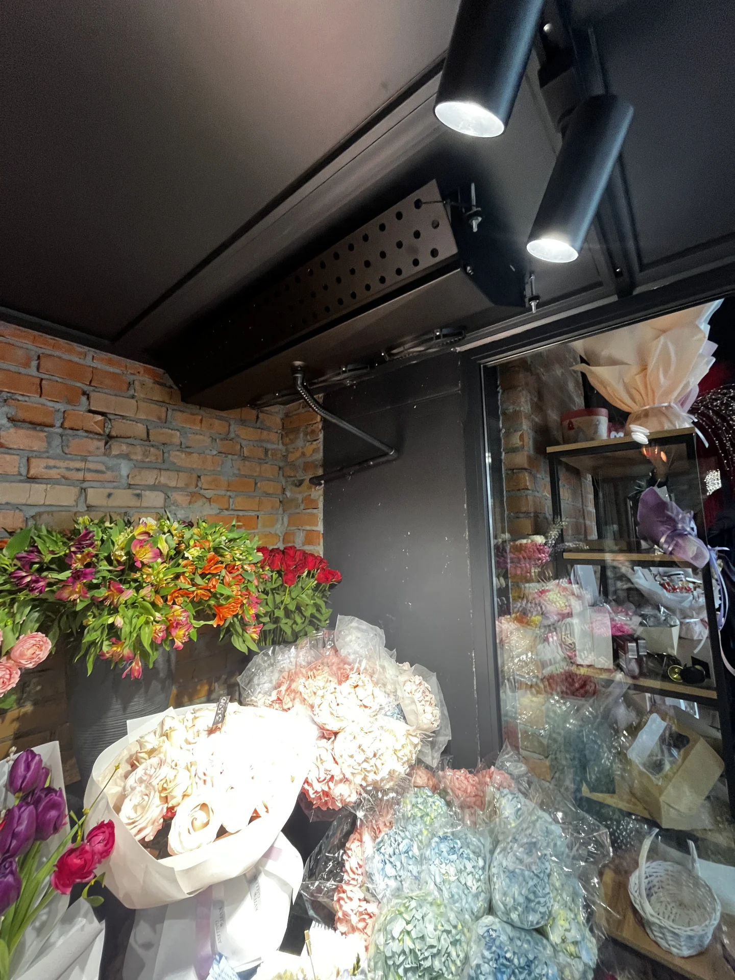 Чорна матова холодильна камера FLOWER CLIMA з букетами та квітковими композиціями
