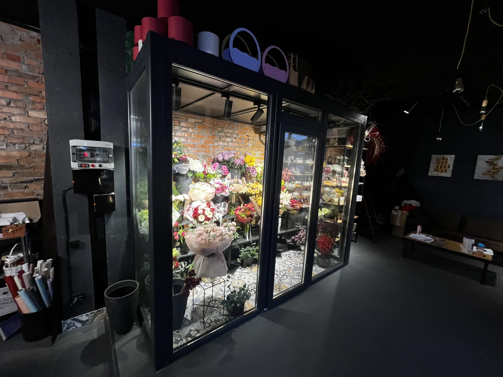 Чорна матова холодильна вітрина FLOWER CLIMA з квітами в інтер’єрі квіткового магазину